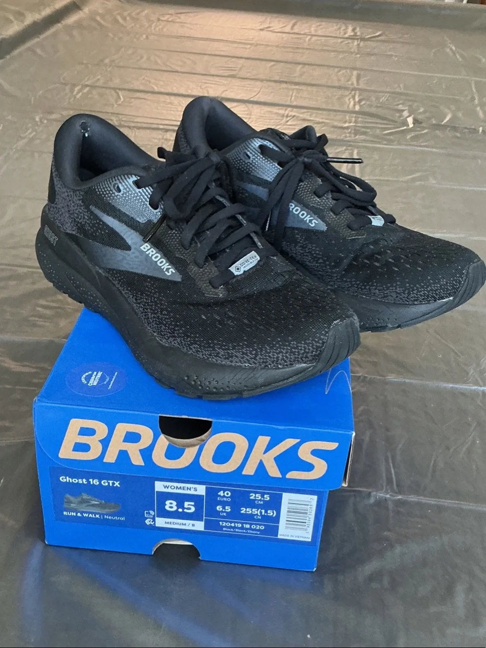 Brooks woman’s  Ghost 16 GTX Sneakers - Black